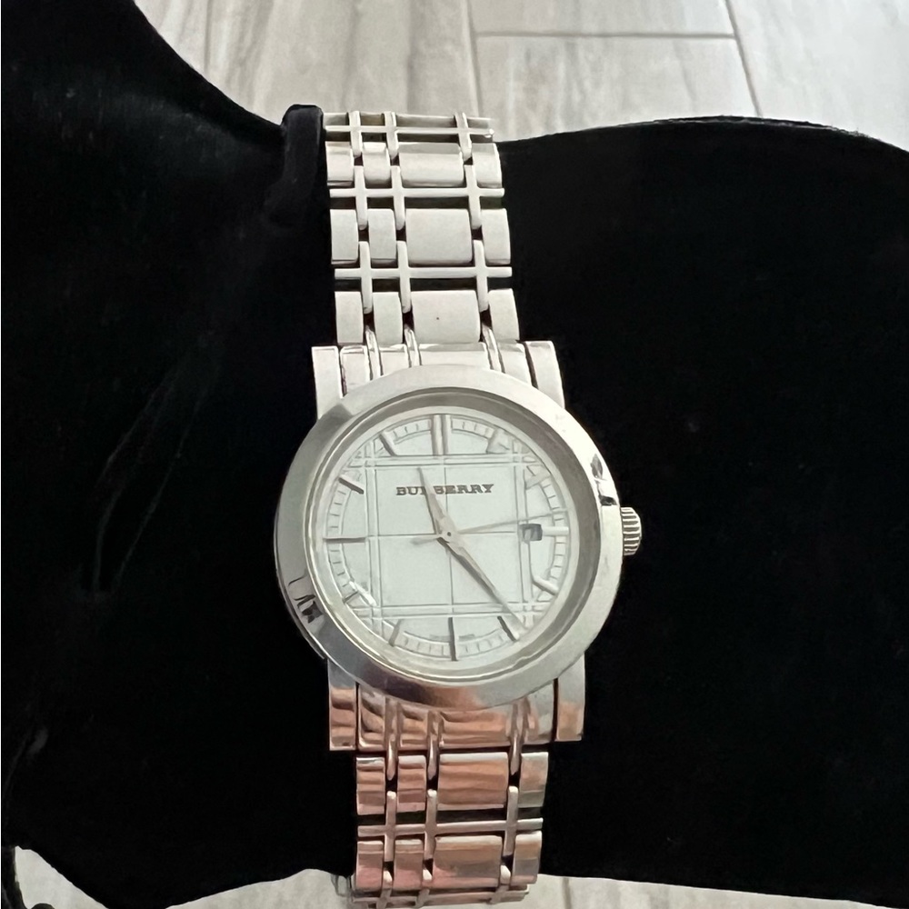 🩶💚 Authentic 💚🩶 Burberry Stainless Steel Woman’s Watch